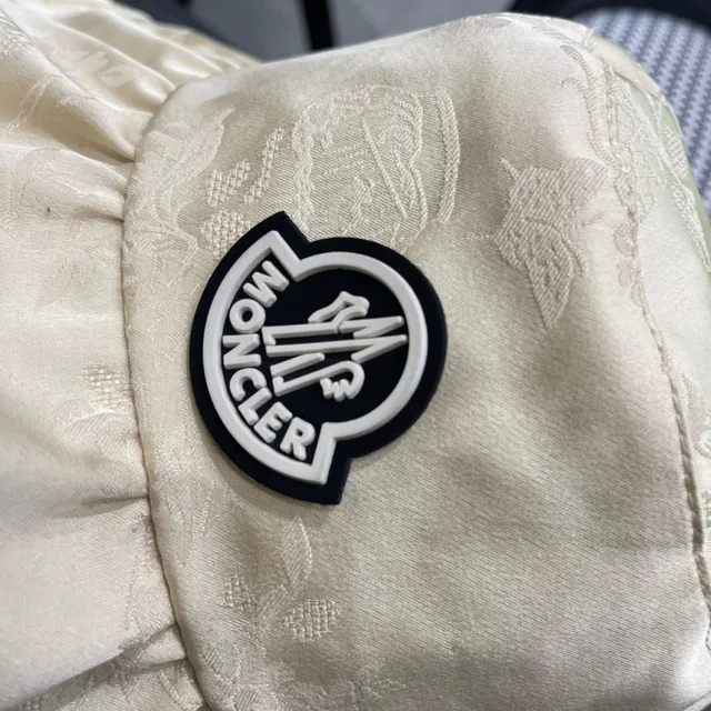 Moncler قبعة بكيت كريمي ذات حافة عريضة تاج ناعم 7