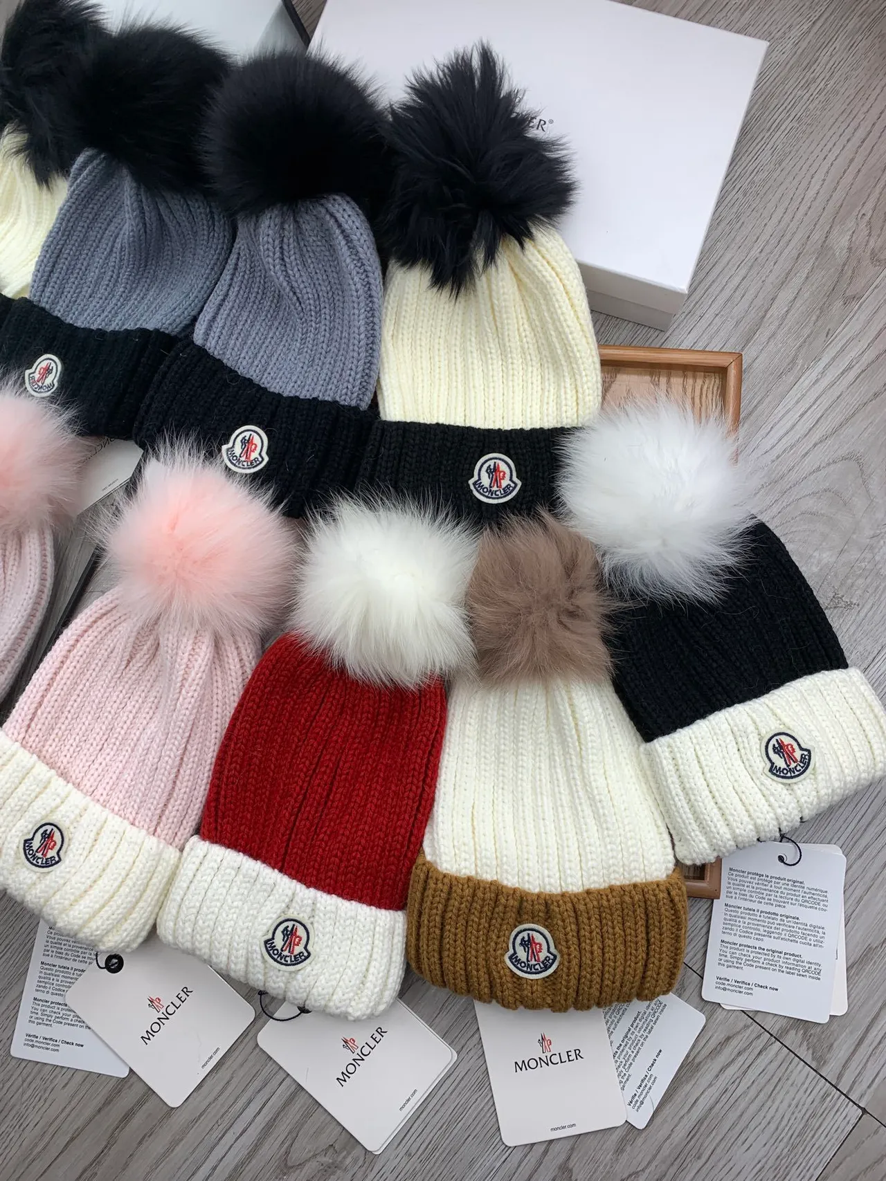 Moncler Bonnet Gris Noir Tricoté Côtelé ourlet Plié 2