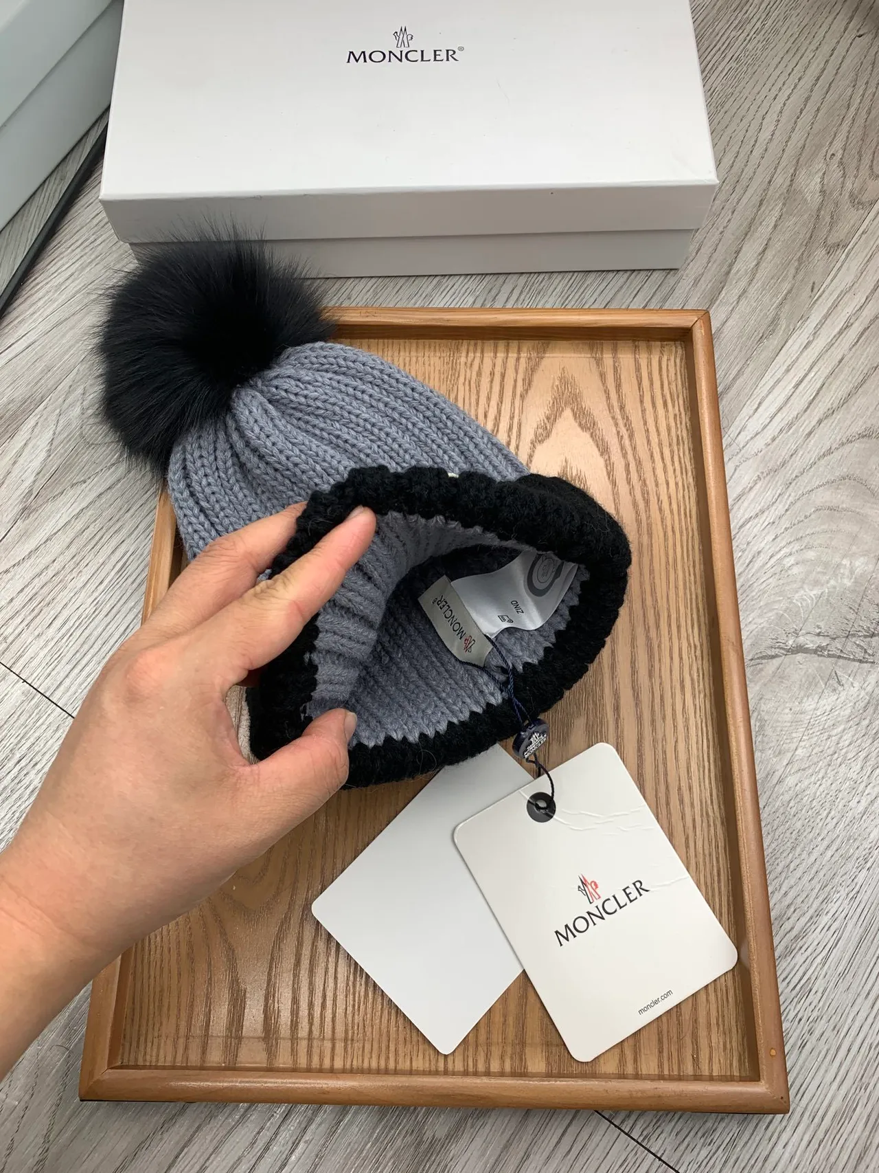 Moncler Bonnet Gris Noir Tricoté Côtelé ourlet Plié 4