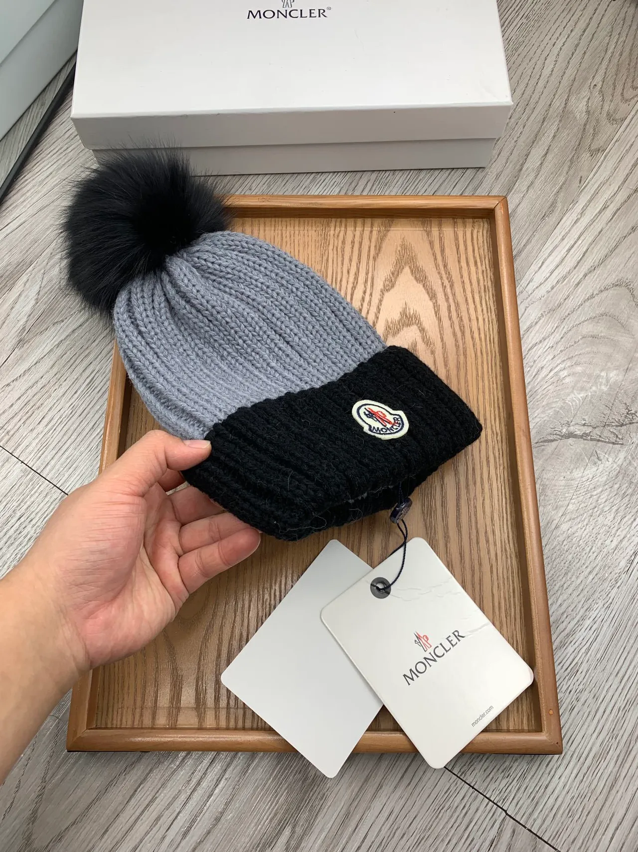 Moncler Bonnet Gris Noir Tricoté Côtelé ourlet Plié 5