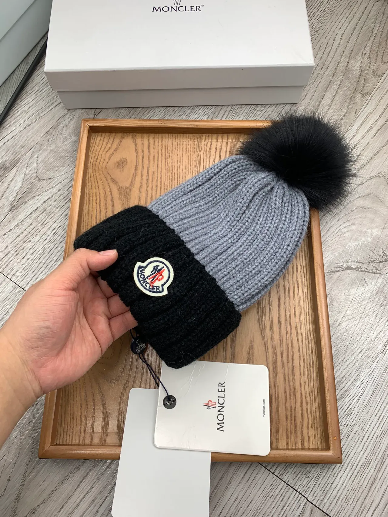 Moncler Bonnet Gris Noir Tricoté Côtelé ourlet Plié 6