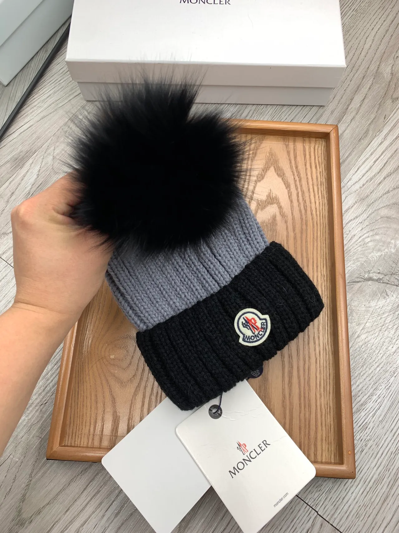Moncler Bonnet Gris Noir Tricoté Côtelé ourlet Plié 7