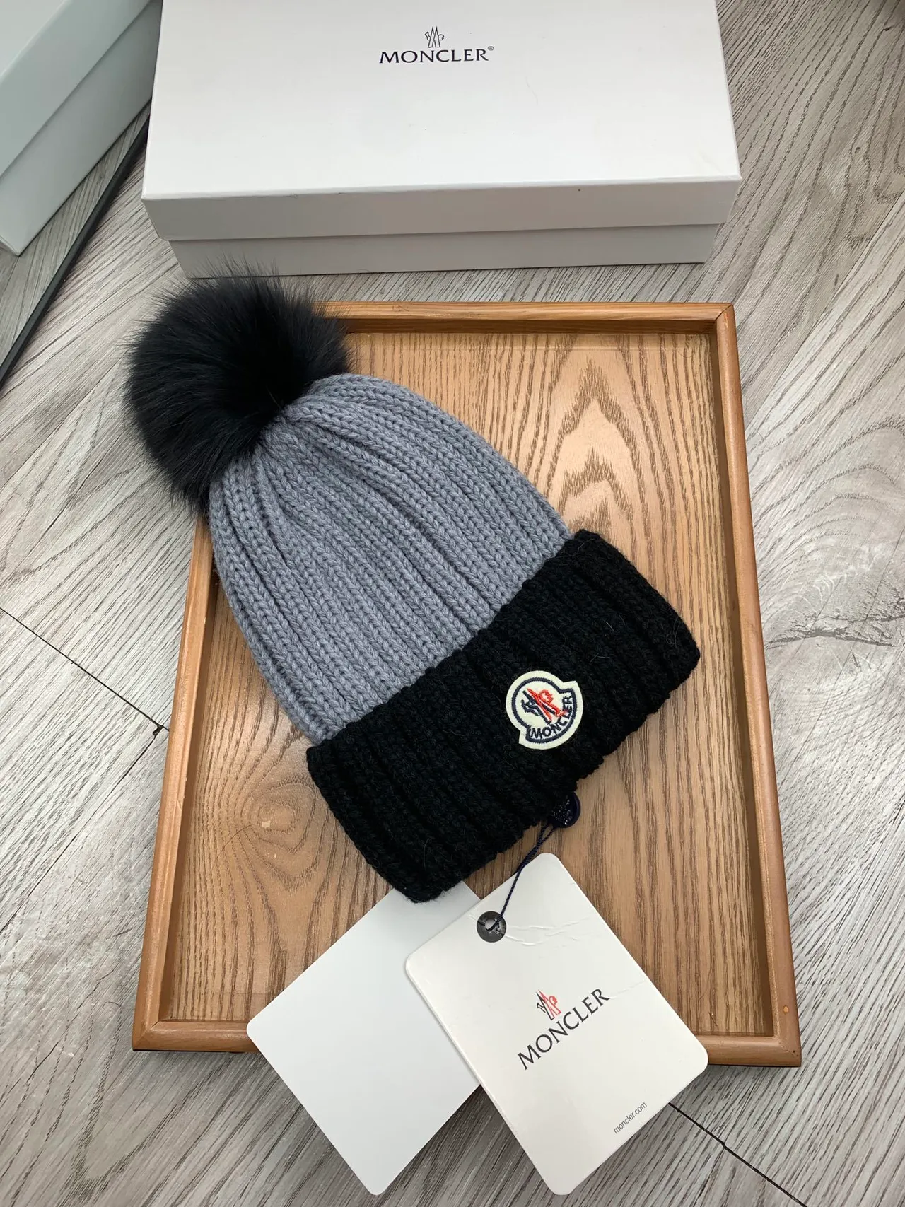 Moncler Bonnet Gris Noir Tricoté Côtelé ourlet Plié 8