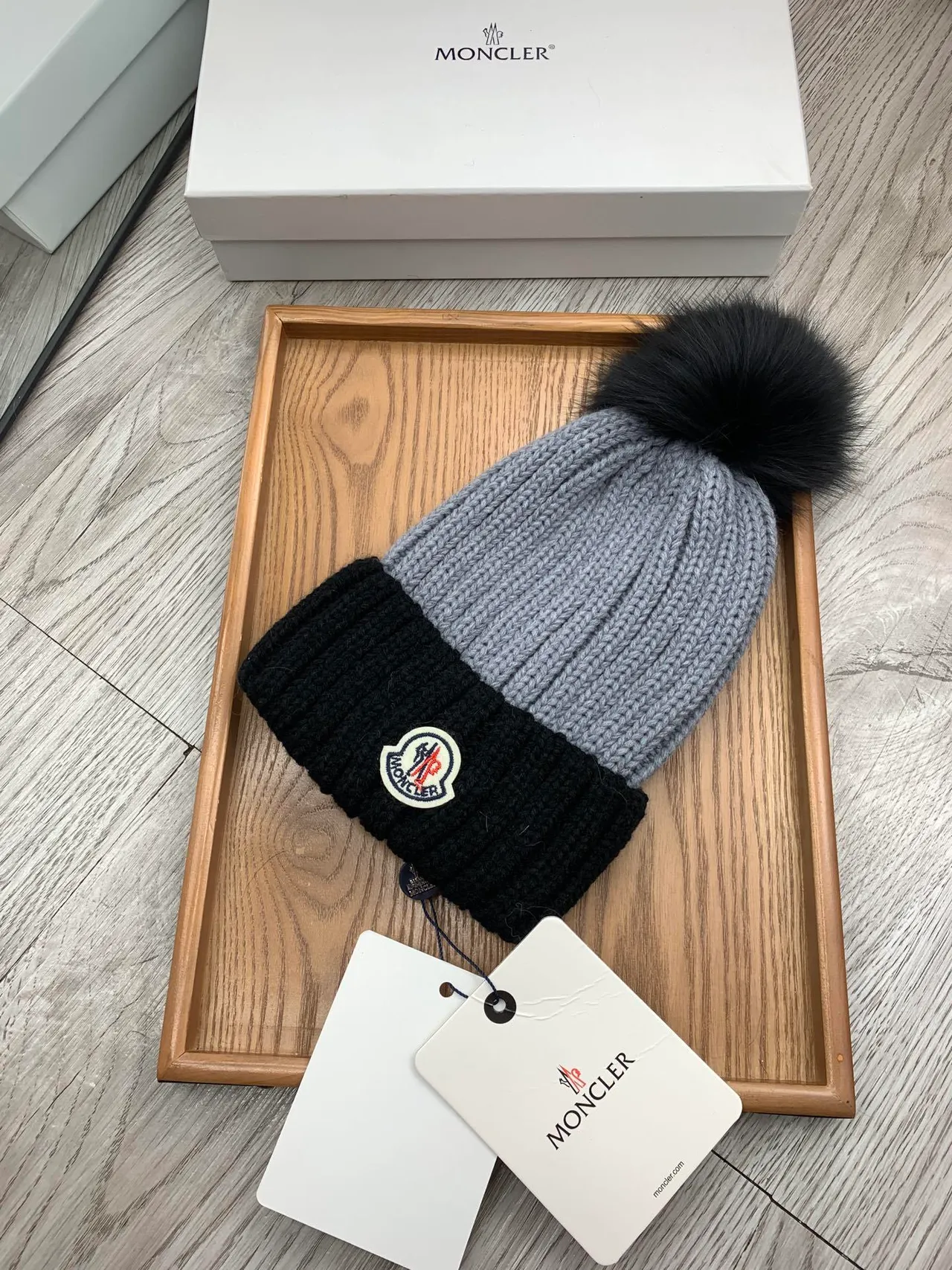 Moncler Bonnet Gris Noir Tricoté Côtelé ourlet Plié 9