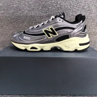 New Balance 1000 tênis chunky prateados metálicos pretos creme