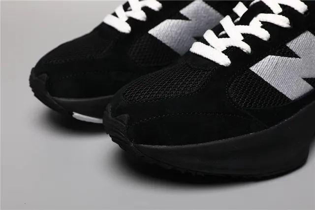 New Balance 9060 Tênis Pretos e Brancos de Sola Grossa 4