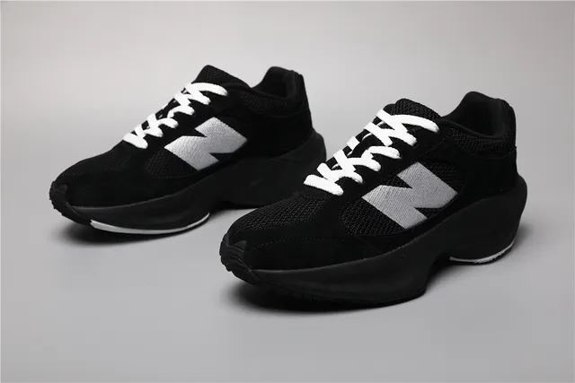 New Balance 9060 Tênis Pretos e Brancos de Sola Grossa 5