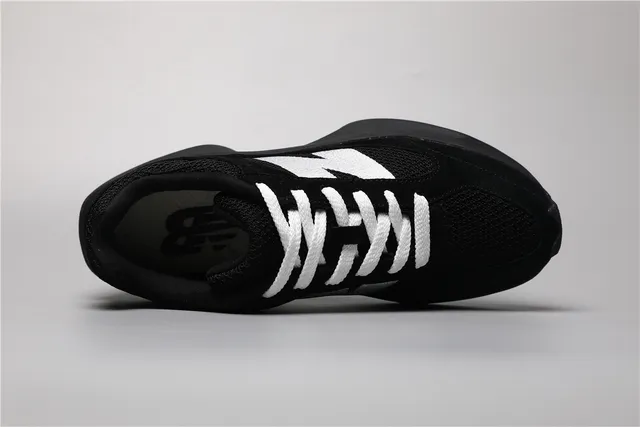 New Balance 9060 Tênis Pretos e Brancos de Sola Grossa 7