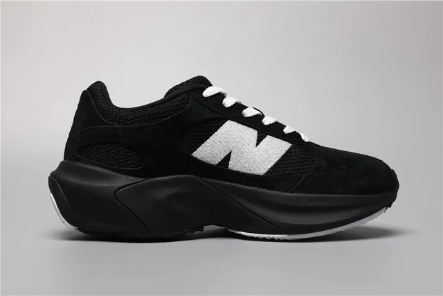New Balance 9060 Tênis Pretos e Brancos de Sola Grossa 8
