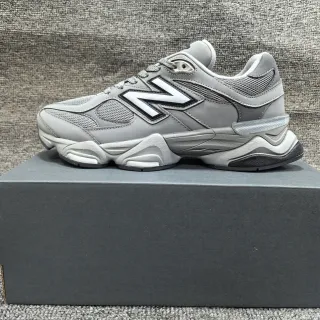 New Balance 9060 Tênis chunky de malha cinza e camurça