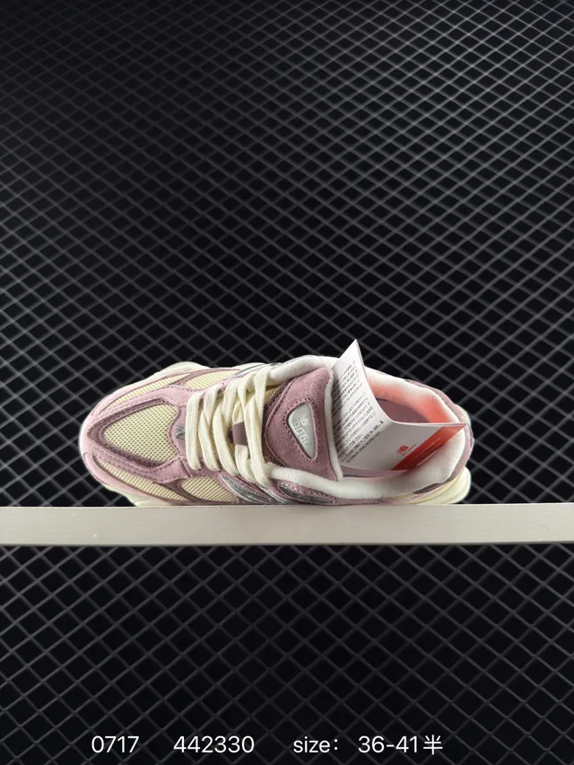 New Balance 9060 Zapatillas chunky rosa y crema 4