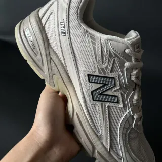 New Balance 米色灰色中底网面和合成材料覆盖厚底运动鞋