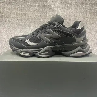 New Balance Tênis Chunky Preto Cinza com Solado Multicamadas, Mesh e Sobreposições Sintéticas