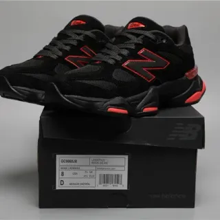 New Balance কালো লাল চাঙ্কি স্কাল্প্টেড মিডসোল মেশ এবং সুয়েড আপার লাইফস্টাইল স্নিকার্স