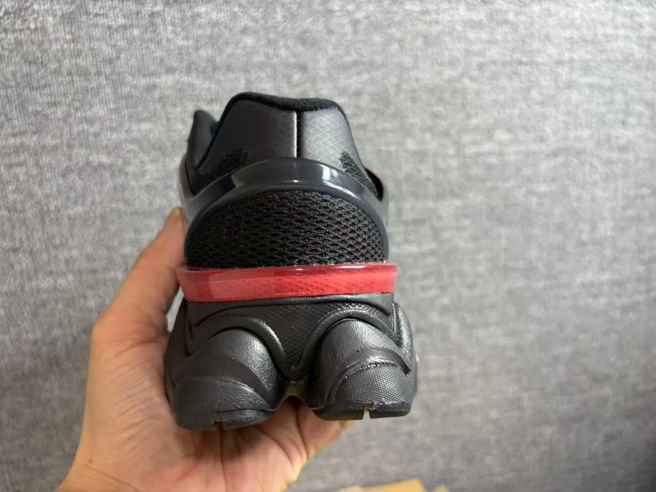 New Balance काला लाल परतदार सोल पारदर्शी ग्रेडिएंट ओवरले चंकी स्नीकर्स 2