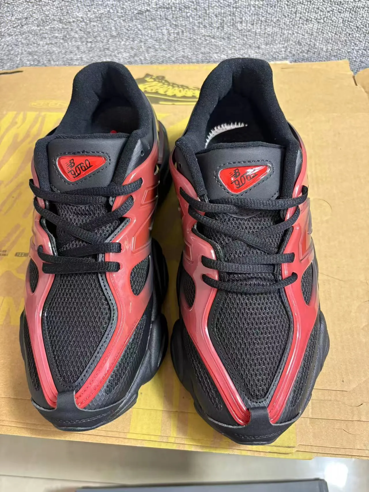 New Balance काला लाल परतदार सोल पारदर्शी ग्रेडिएंट ओवरले चंकी स्नीकर्स 3
