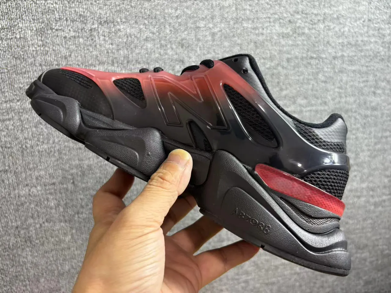 New Balance काला लाल परतदार सोल पारदर्शी ग्रेडिएंट ओवरले चंकी स्नीकर्स 4