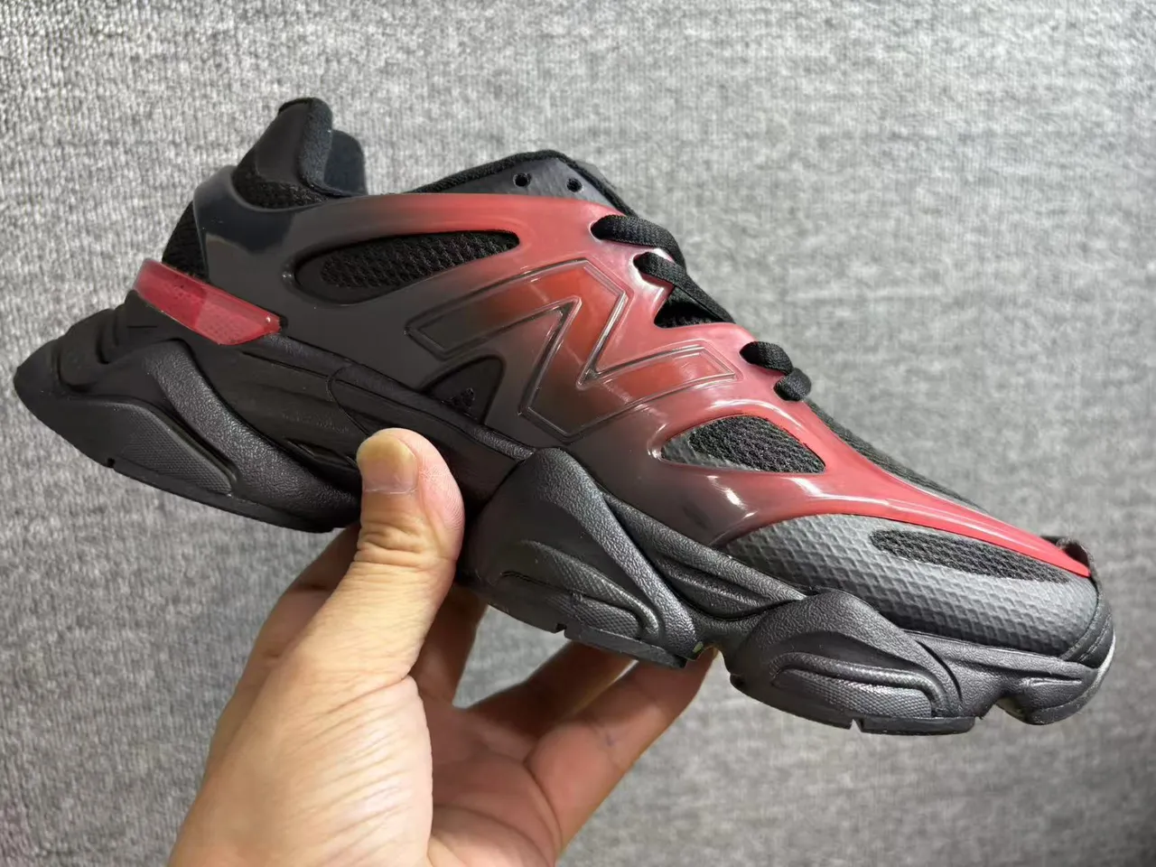 New Balance काला लाल परतदार सोल पारदर्शी ग्रेडिएंट ओवरले चंकी स्नीकर्स 5