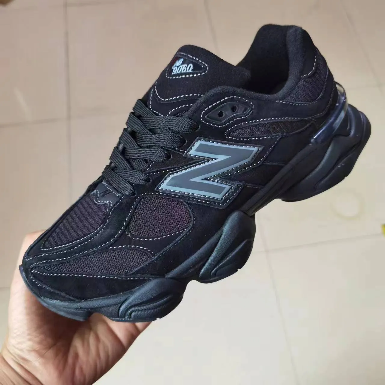 New Balance কালো হলুদ সিলহুয়েট মিক্সড সুয়েড এবং মেশ আপার চাঙ্কি স্নিকার 2