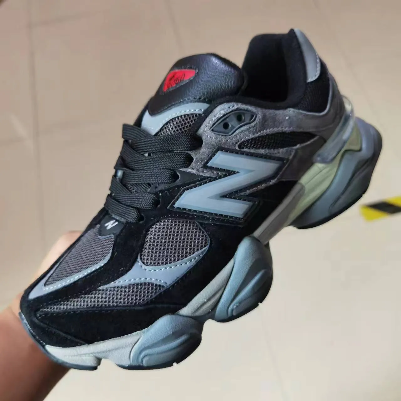 New Balance কালো হলুদ সিলহুয়েট মিক্সড সুয়েড এবং মেশ আপার চাঙ্কি স্নিকার 4