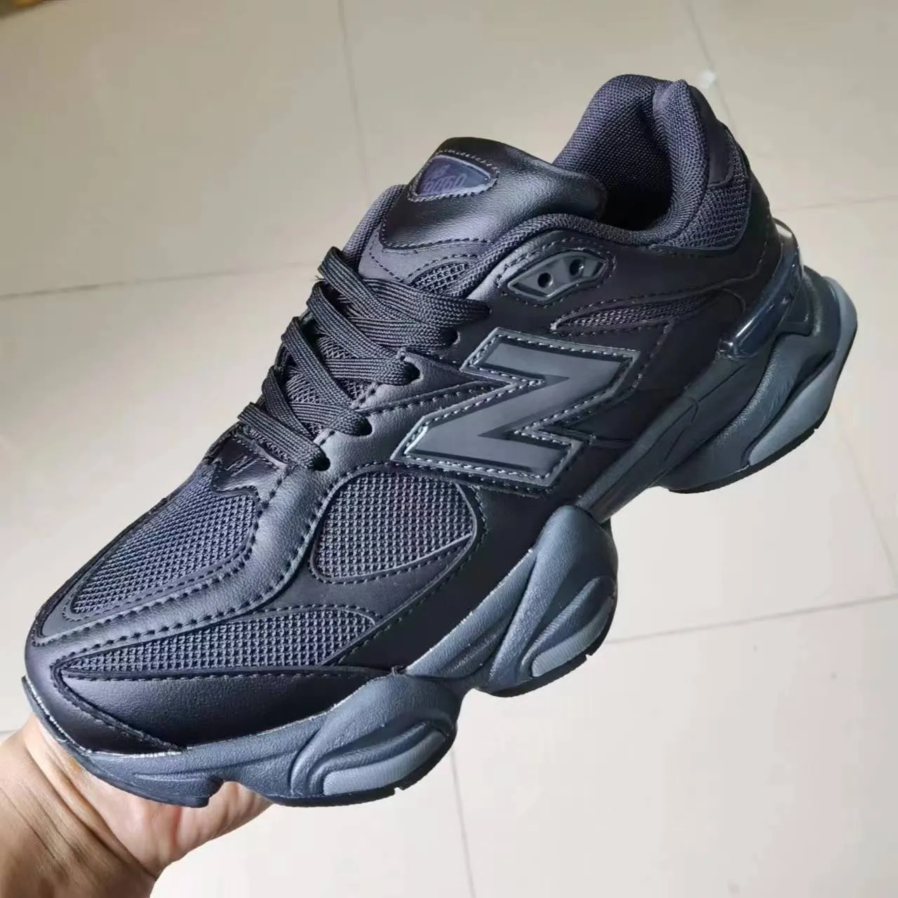 New Balance কালো হলুদ সিলহুয়েট মিক্সড সুয়েড এবং মেশ আপার চাঙ্কি স্নিকার 5