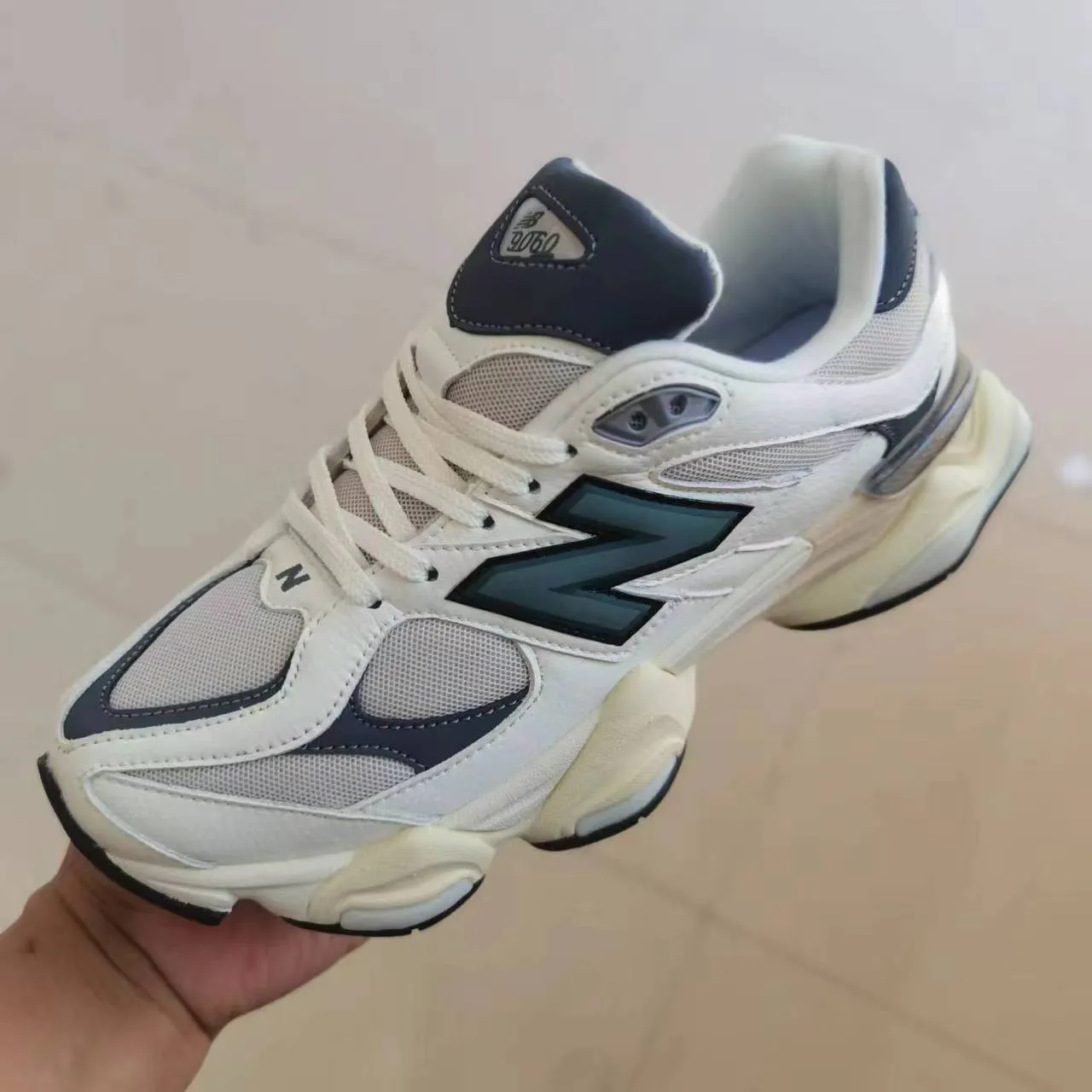 New Balance কালো হলুদ সিলহুয়েট মিক্সড সুয়েড এবং মেশ আপার চাঙ্কি স্নিকার 6
