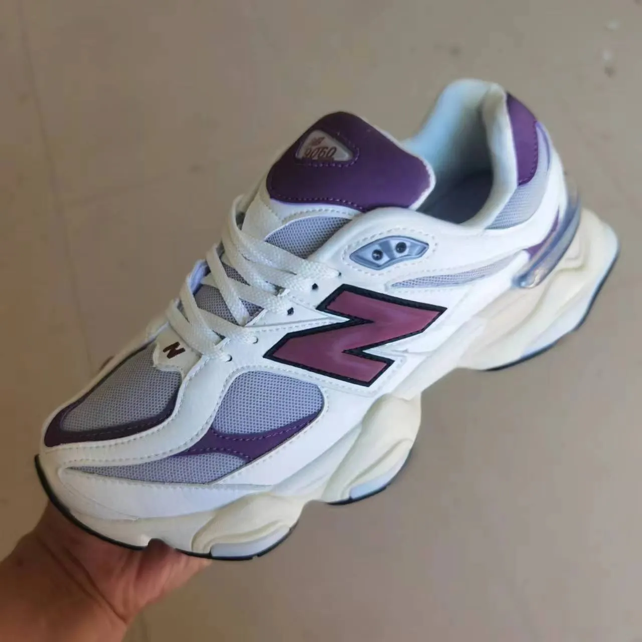 New Balance কালো হলুদ সিলহুয়েট মিক্সড সুয়েড এবং মেশ আপার চাঙ্কি স্নিকার 7