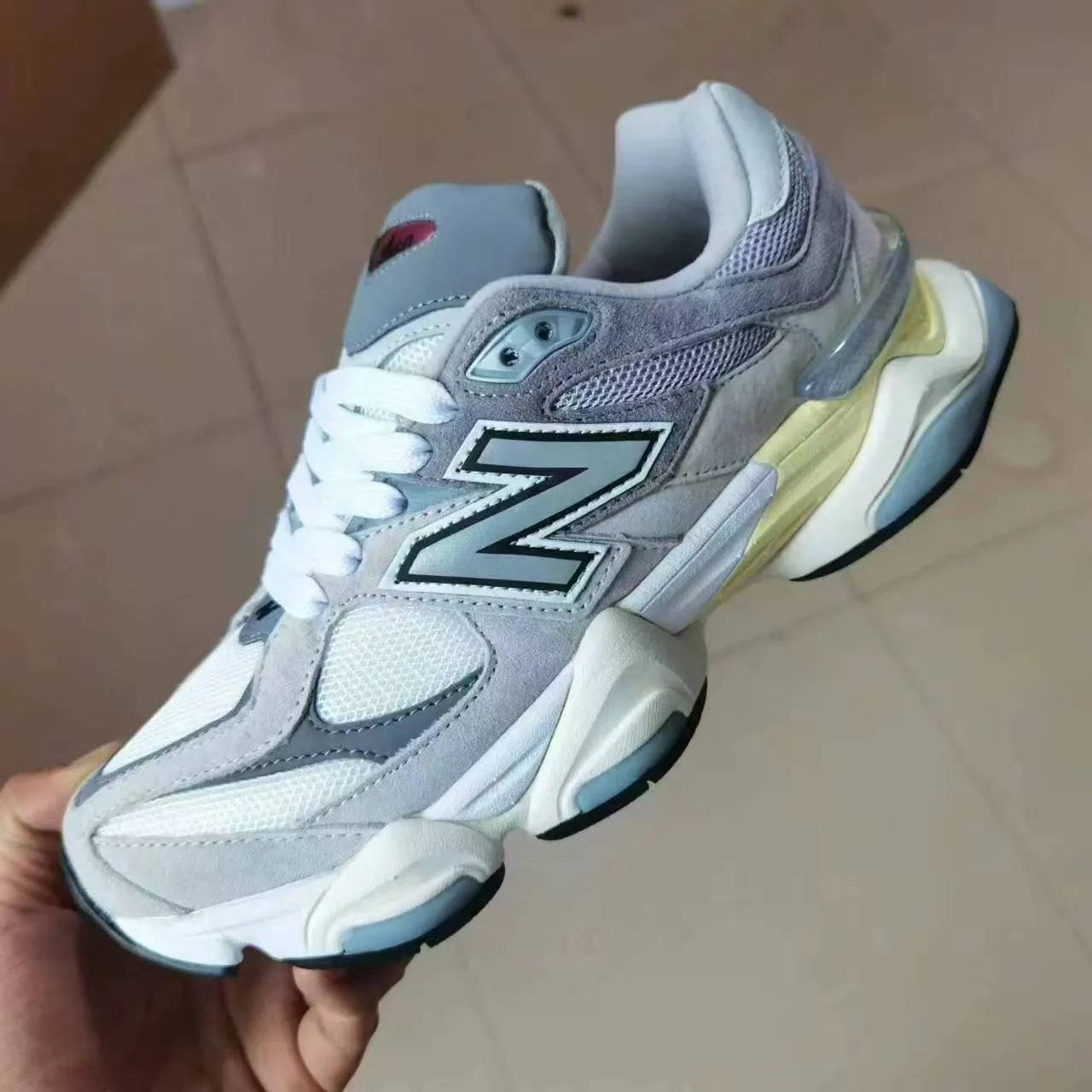 New Balance কালো হলুদ সিলহুয়েট মিক্সড সুয়েড এবং মেশ আপার চাঙ্কি স্নিকার 9