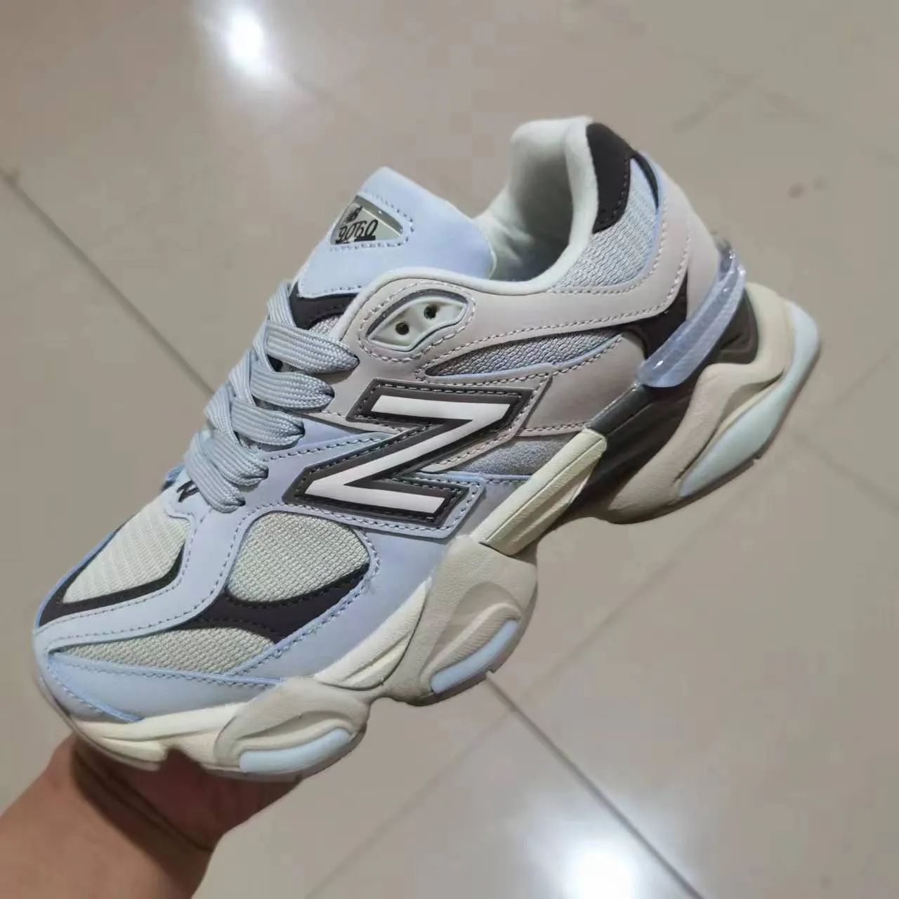 New Balance কালো হলুদ সিলহুয়েট মিক্সড সুয়েড এবং মেশ আপার চাঙ্কি স্নিকার 10