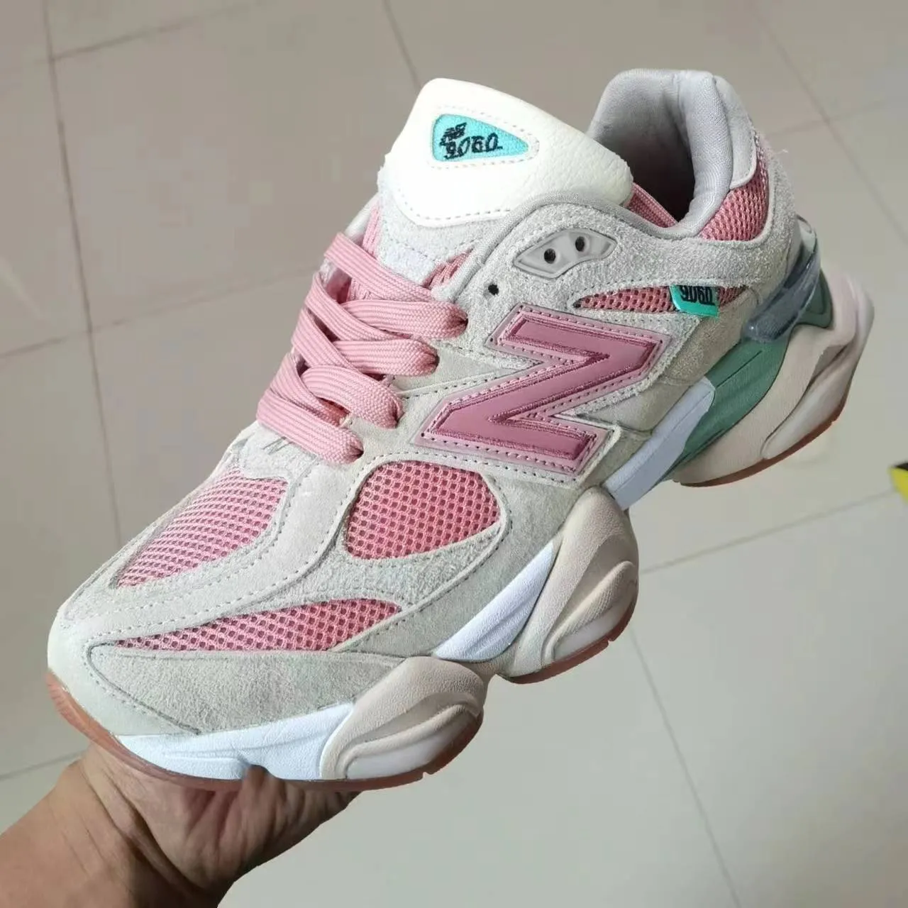 New Balance কালো হলুদ সিলহুয়েট মিক্সড সুয়েড এবং মেশ আপার চাঙ্কি স্নিকার 11