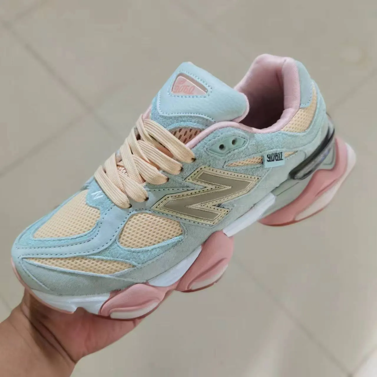 New Balance কালো হলুদ সিলহুয়েট মিক্সড সুয়েড এবং মেশ আপার চাঙ্কি স্নিকার 12