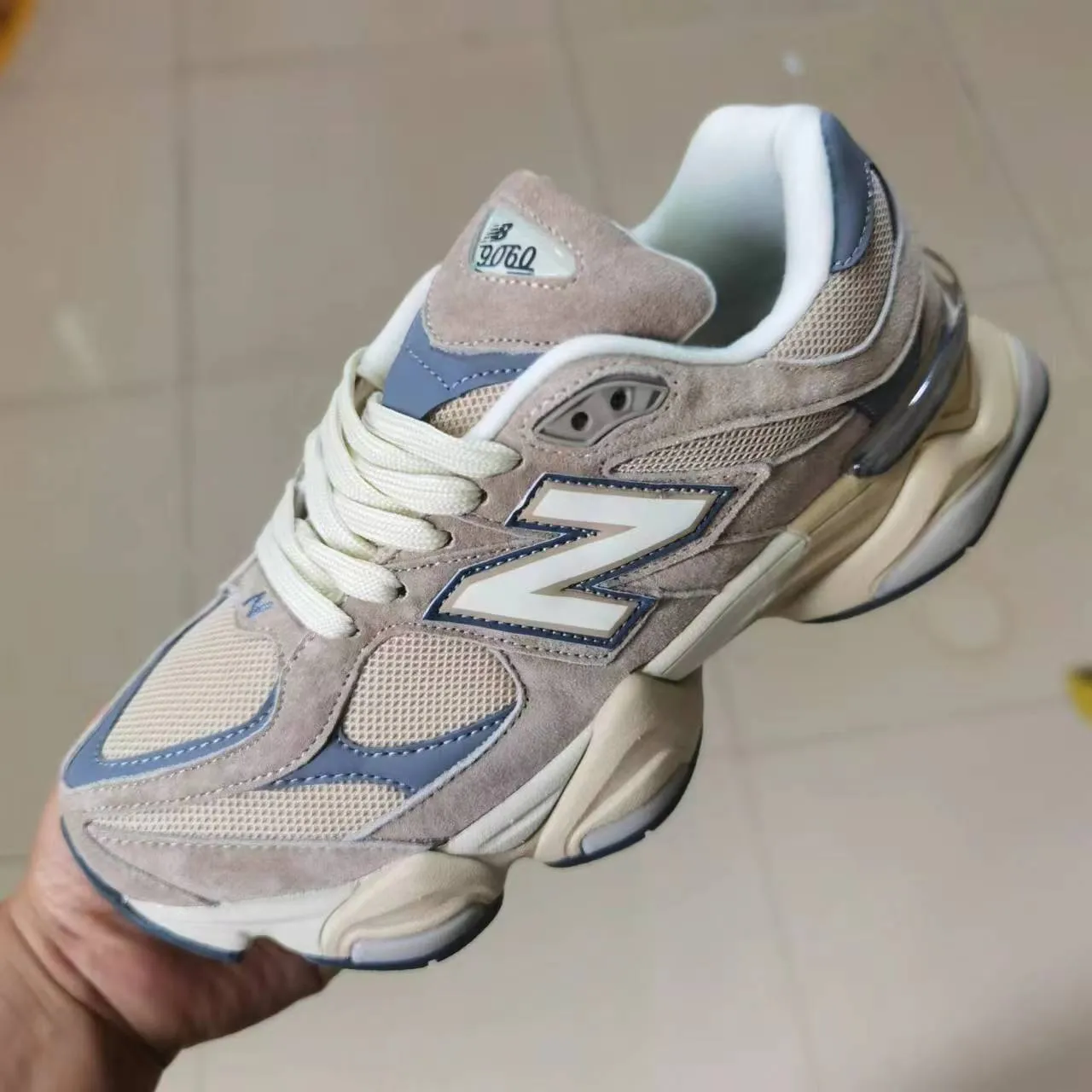 New Balance কালো হলুদ সিলহুয়েট মিক্সড সুয়েড এবং মেশ আপার চাঙ্কি স্নিকার 13