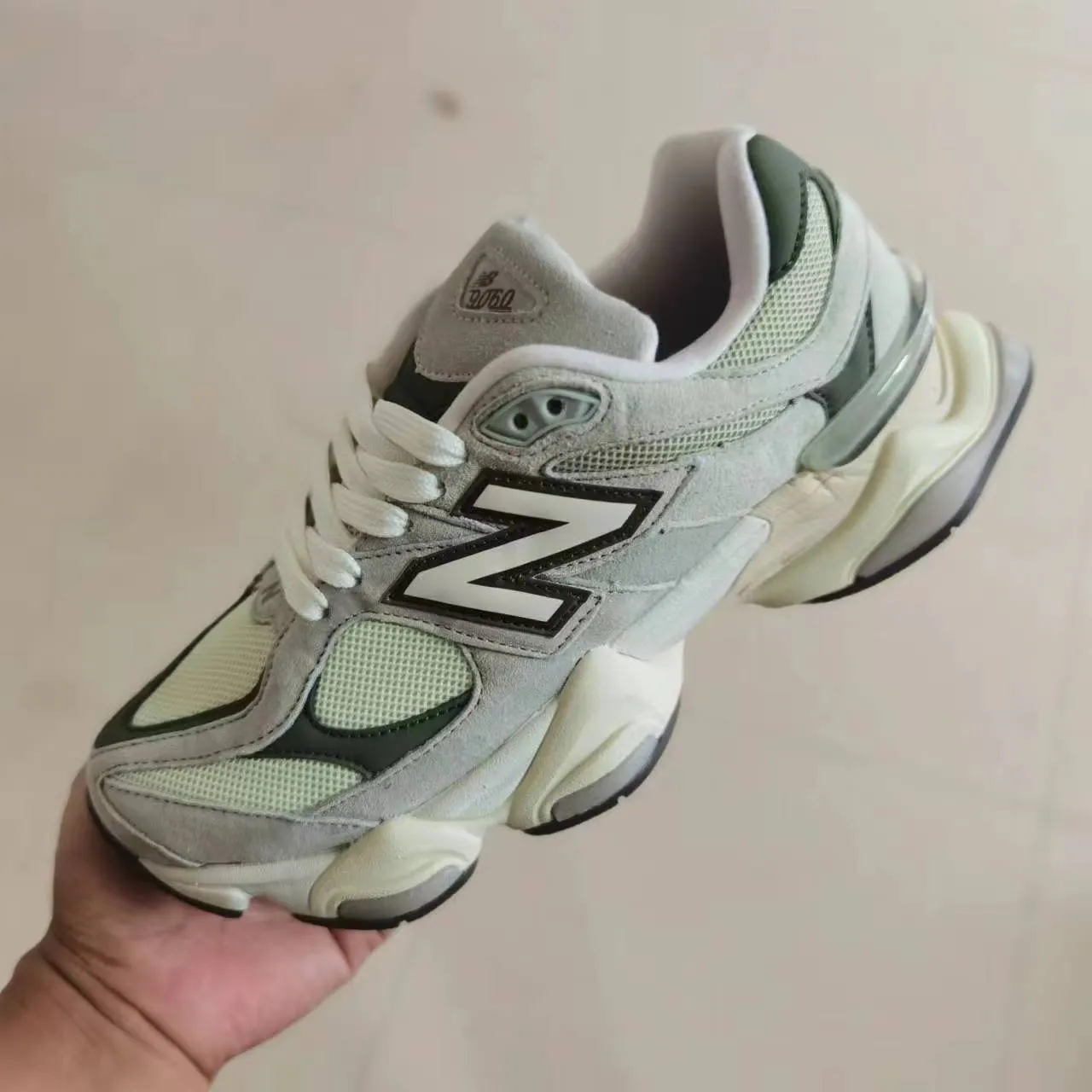 New Balance কালো হলুদ সিলহুয়েট মিক্সড সুয়েড এবং মেশ আপার চাঙ্কি স্নিকার 14