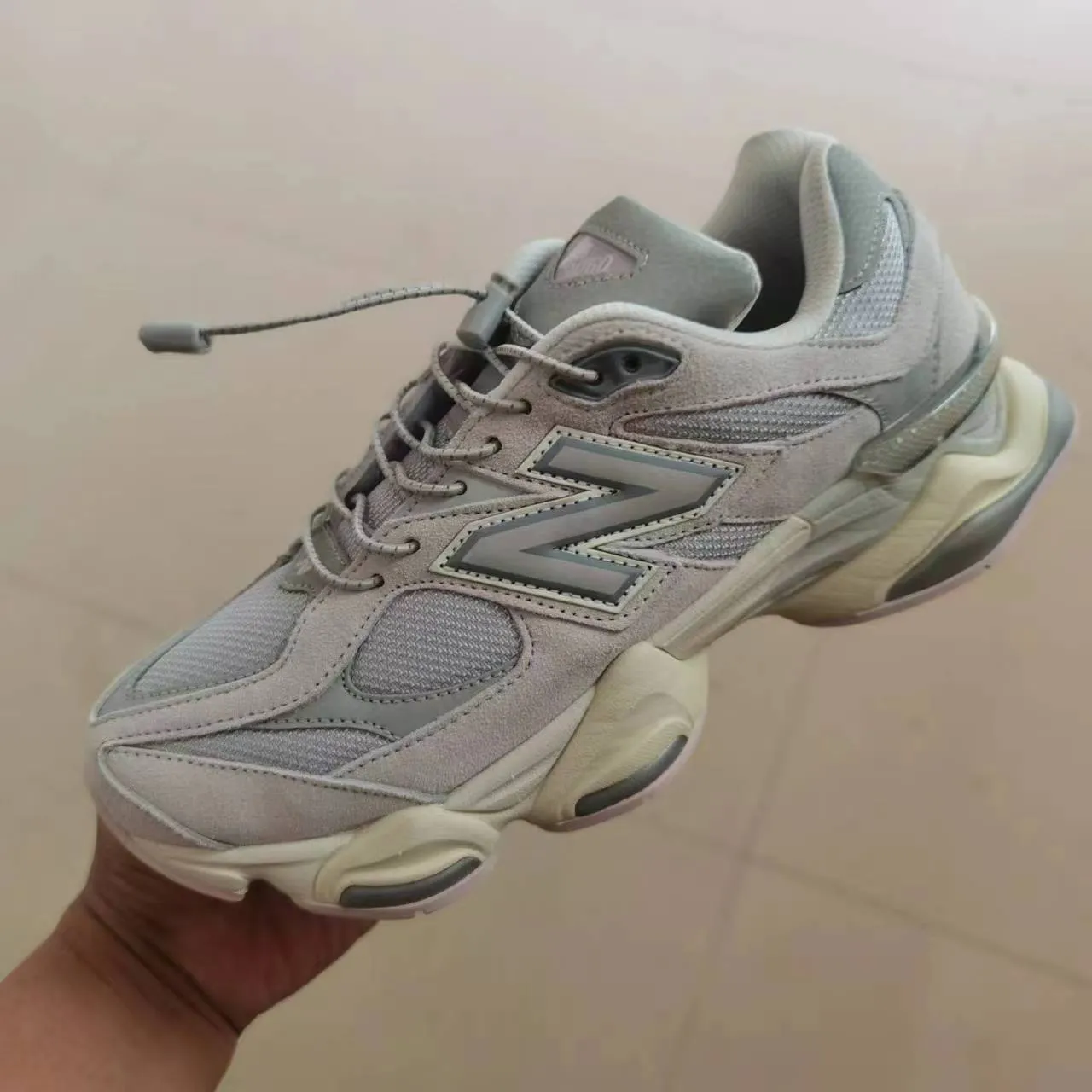 New Balance কালো হলুদ সিলহুয়েট মিক্সড সুয়েড এবং মেশ আপার চাঙ্কি স্নিকার 15