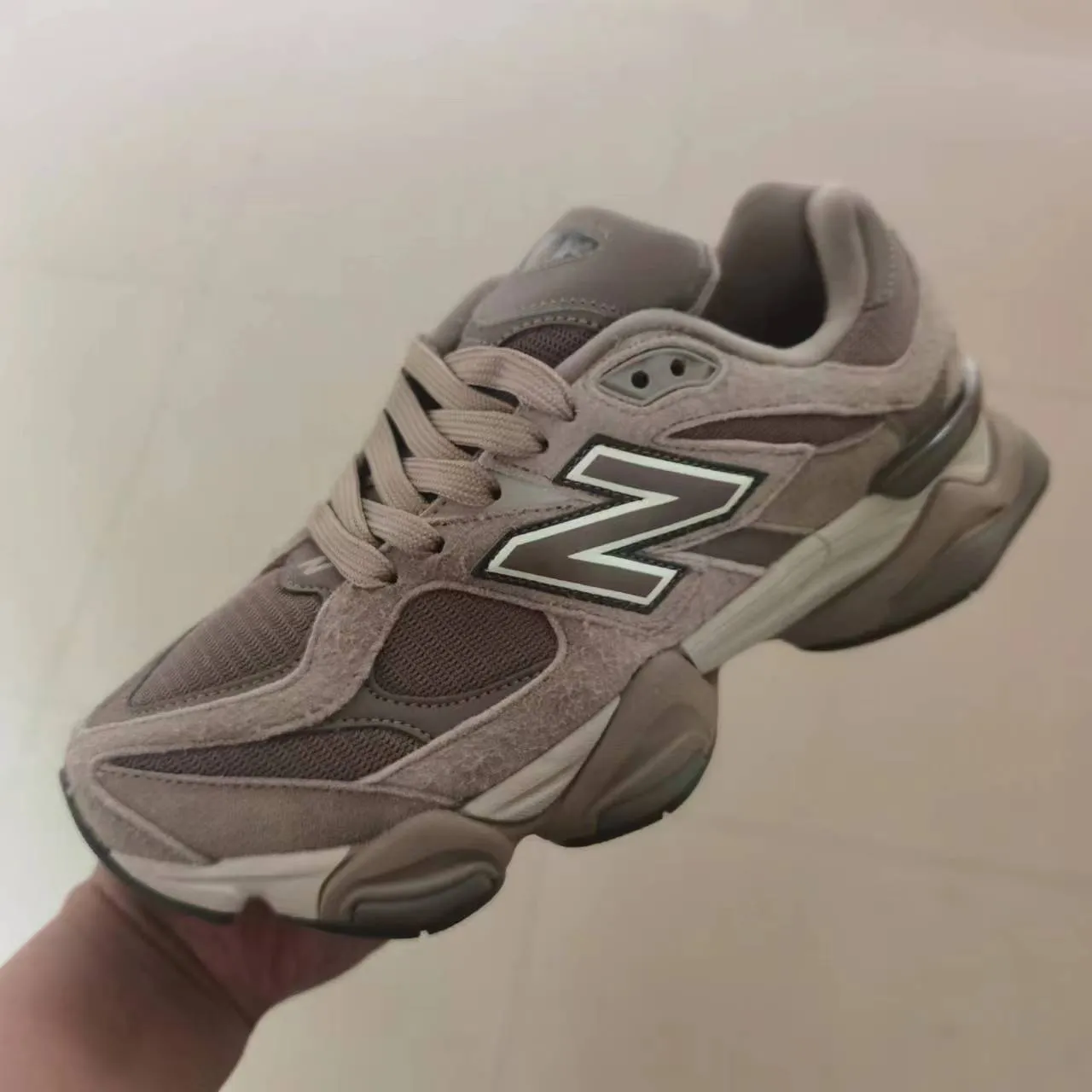 New Balance কালো হলুদ সিলহুয়েট মিক্সড সুয়েড এবং মেশ আপার চাঙ্কি স্নিকার 16