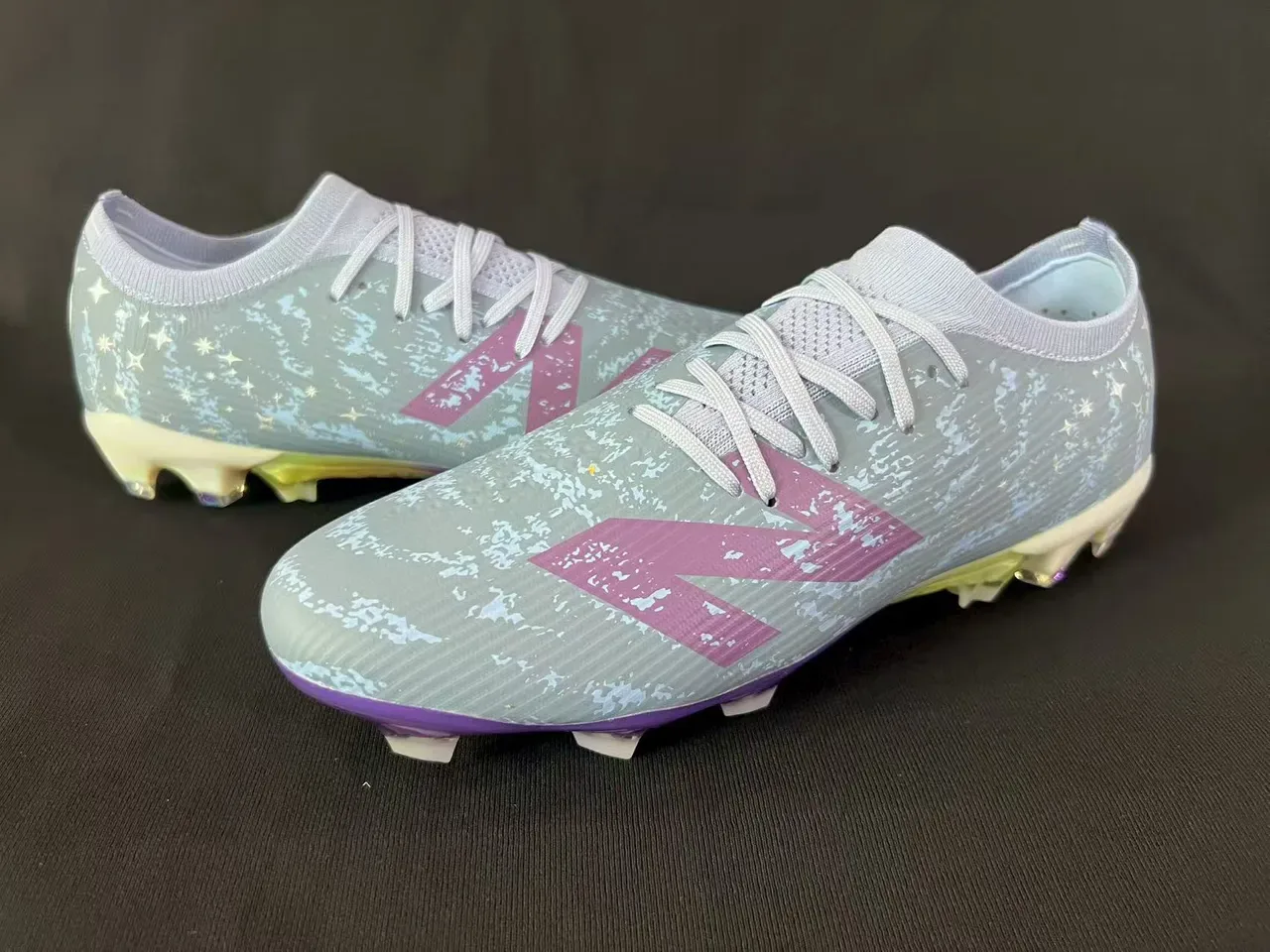 New Balance 灰紫低帮针织鞋面不对称系带 Firm-Ground 足球鞋 16