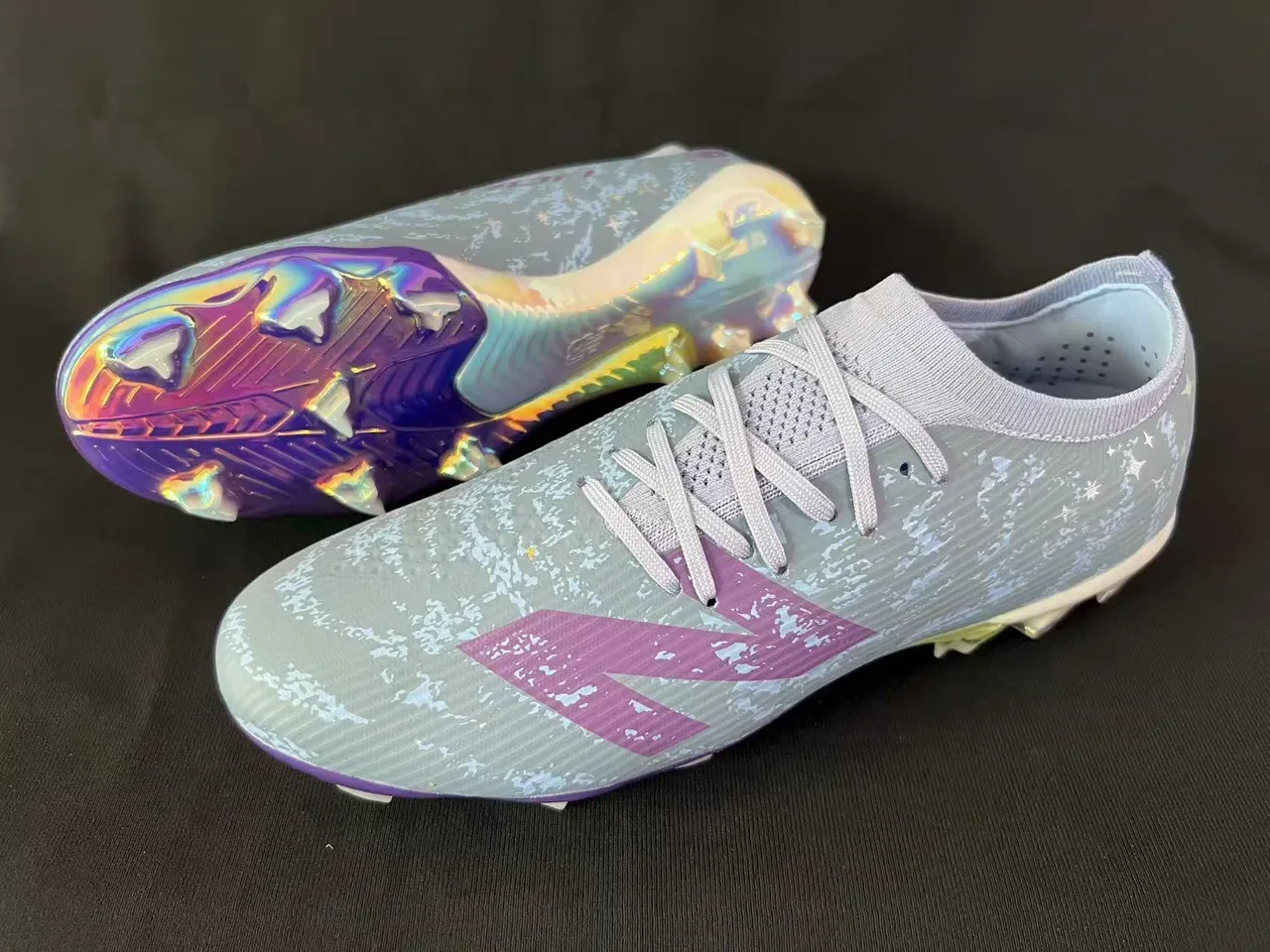 New Balance 灰紫低帮针织鞋面不对称系带 Firm-Ground 足球鞋 18