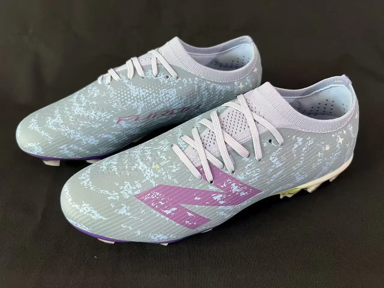 New Balance 灰紫低帮针织鞋面不对称系带 Firm-Ground 足球鞋 19