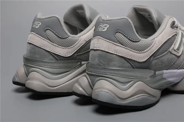 New Balance رمادي أبيض سميك منحوت وسط حذاء شبكي ومخملي أعلى أحذية أسلوب حياة 2