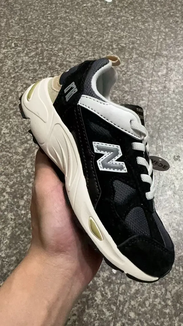 New Balance Gray White Midsole Layered Mesh And Suede Upper Chunky Sneakers 4
