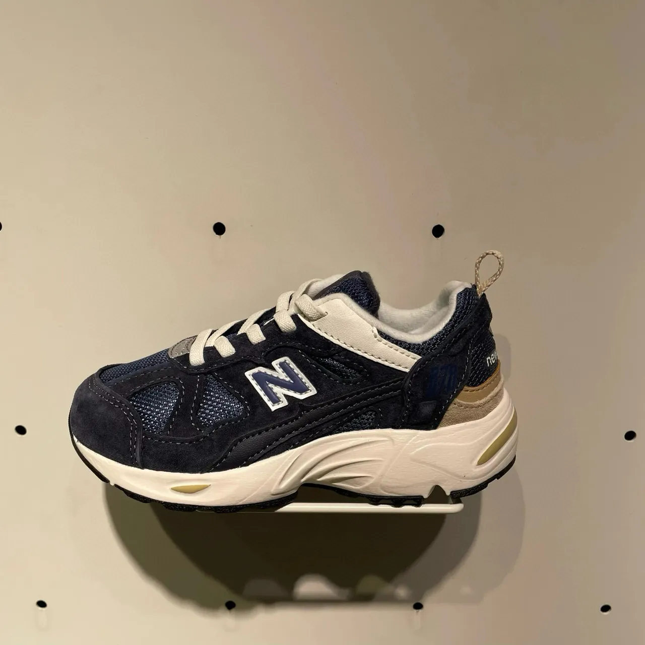 New Balance Gray White Midsole Layered Mesh And Suede Upper Chunky Sneakers 17