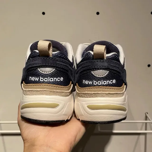 New Balance Gray White Midsole Layered Mesh And Suede Upper Chunky Sneakers 21