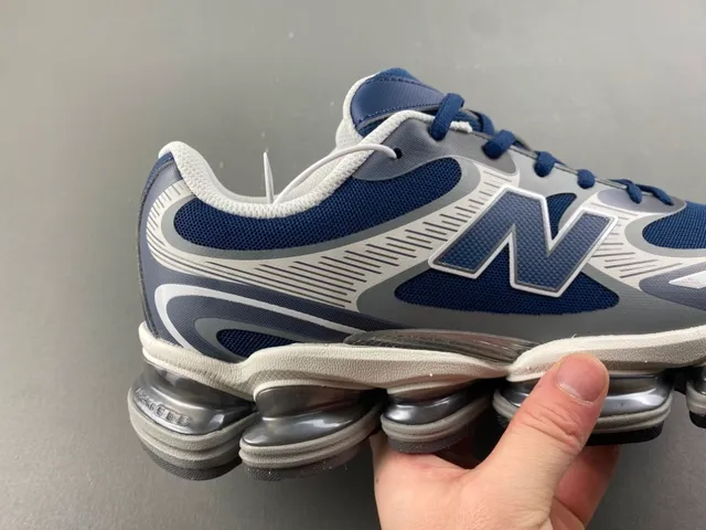 نيو بالانس أحذية رياضية سميكة Navy Gray، تجهيز هوائي مرئي مقسم، طبقة علوية شبكية وصناعية 3