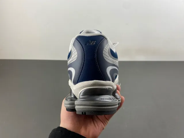 نيو بالانس أحذية رياضية سميكة Navy Gray، تجهيز هوائي مرئي مقسم، طبقة علوية شبكية وصناعية 4