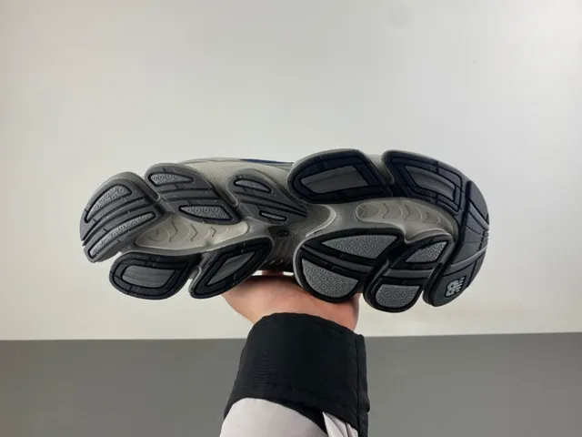 نيو بالانس أحذية رياضية سميكة Navy Gray، تجهيز هوائي مرئي مقسم، طبقة علوية شبكية وصناعية 9