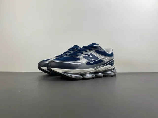 نيو بالانس أحذية رياضية سميكة Navy Gray، تجهيز هوائي مرئي مقسم، طبقة علوية شبكية وصناعية 10