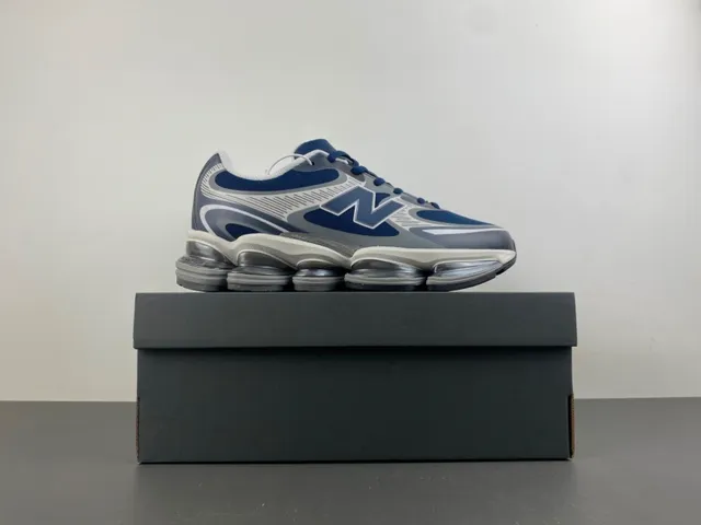 نيو بالانس أحذية رياضية سميكة Navy Gray، تجهيز هوائي مرئي مقسم، طبقة علوية شبكية وصناعية 15