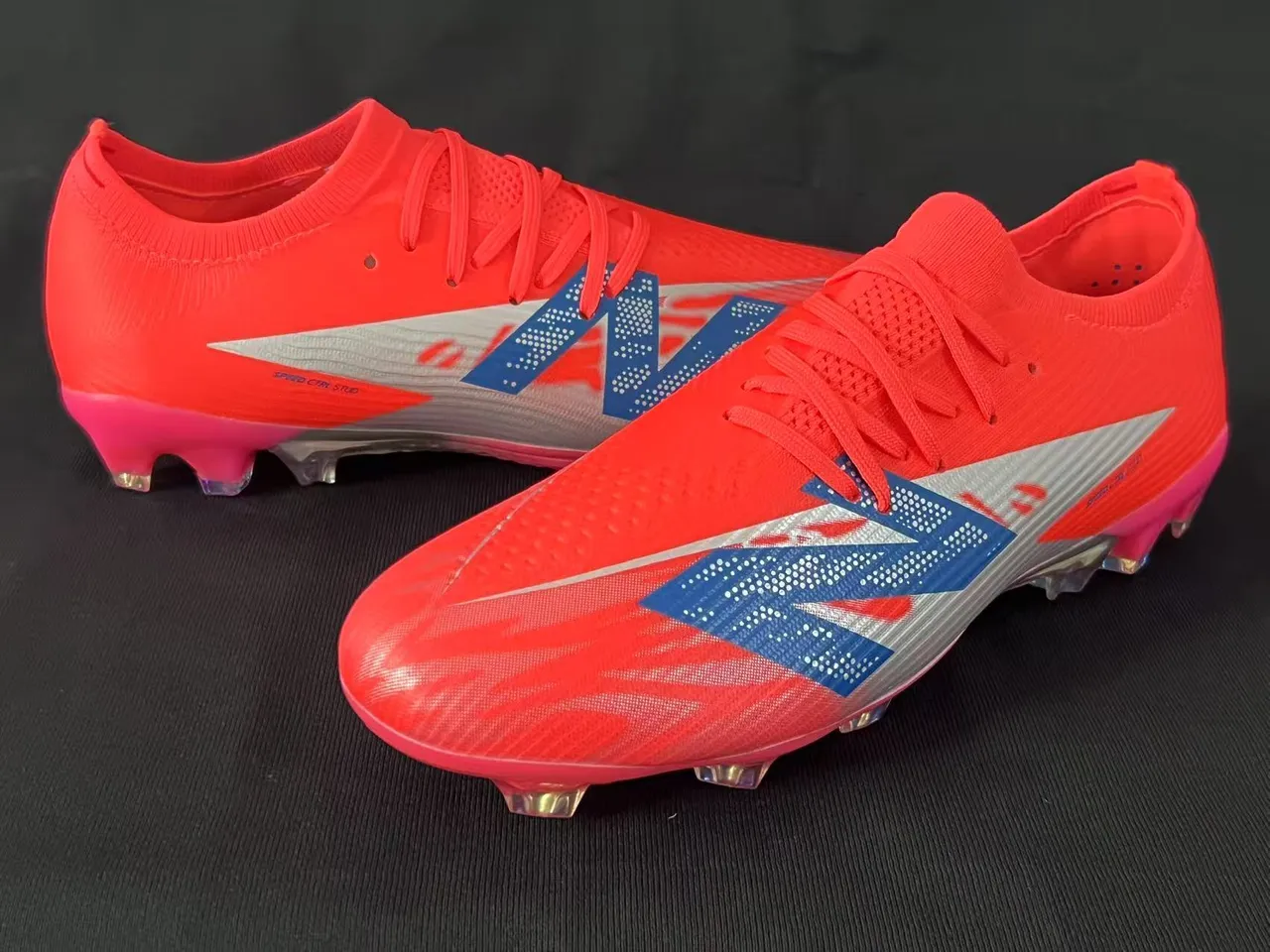 New Balance أحذية كرة القدم برتقالي أزرق منخفض القطع upper يناسب الجورب نظام الرباط غير المتماثل أرضية صلبة 16