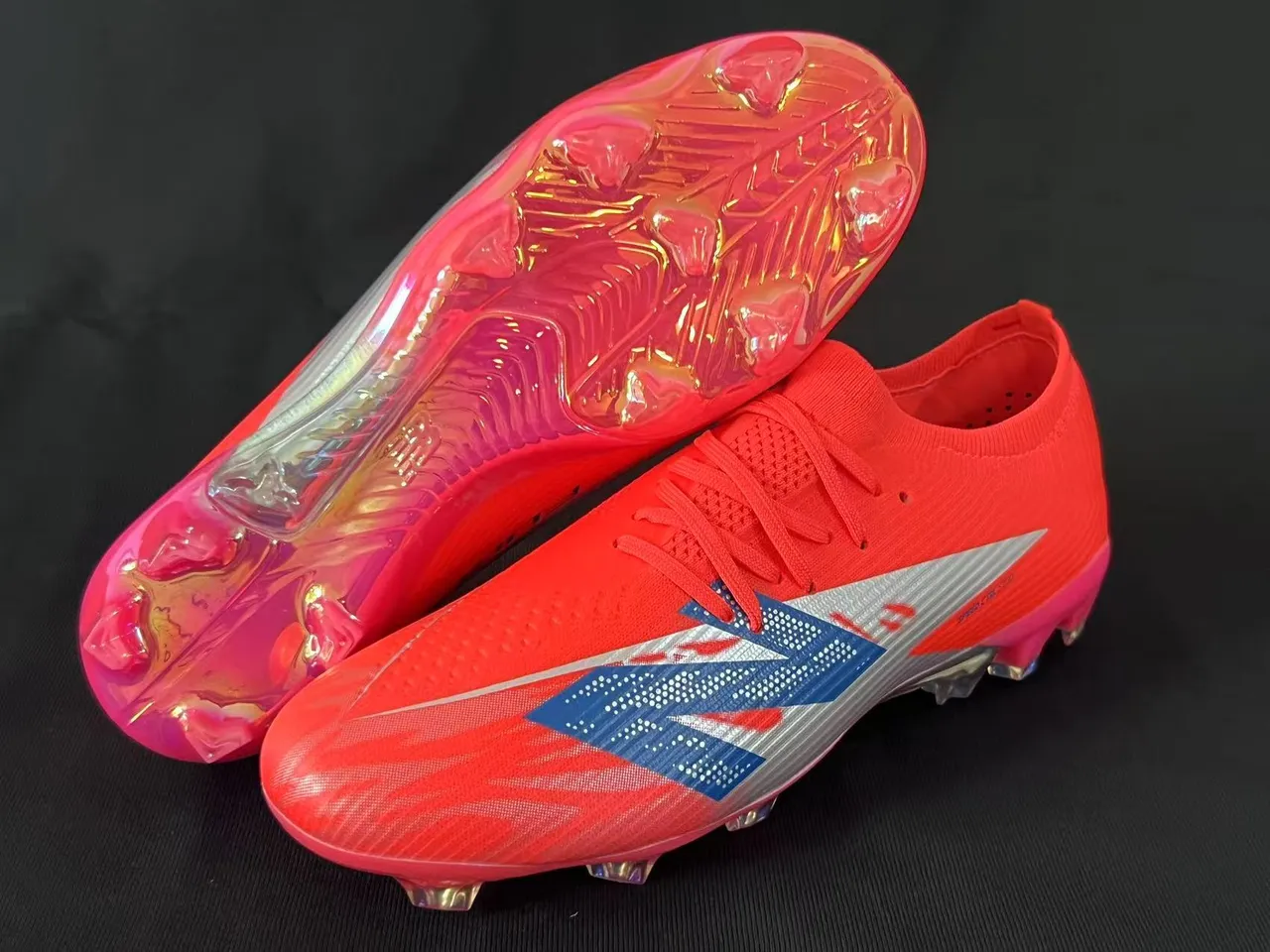 New Balance أحذية كرة القدم برتقالي أزرق منخفض القطع upper يناسب الجورب نظام الرباط غير المتماثل أرضية صلبة 17