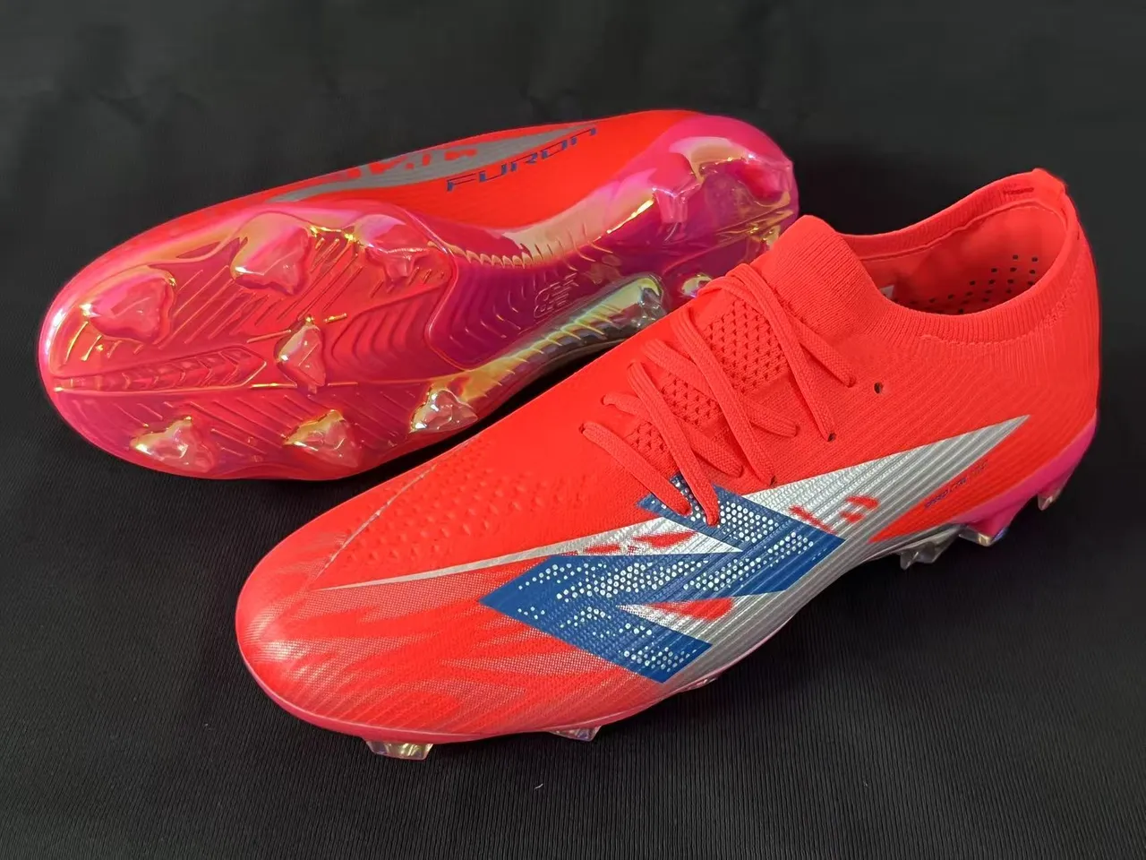 New Balance أحذية كرة القدم برتقالي أزرق منخفض القطع upper يناسب الجورب نظام الرباط غير المتماثل أرضية صلبة 18